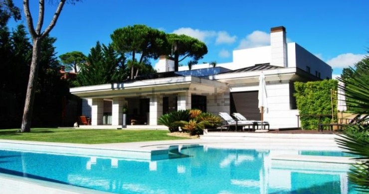 Esta espetacular moradia está localizada em Cascais e custa 4.800.000 euros.