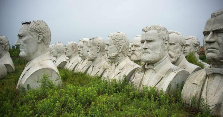 Porque há 43 bustos gigantes de presidentes dos EUA abandonados no meio do nada?