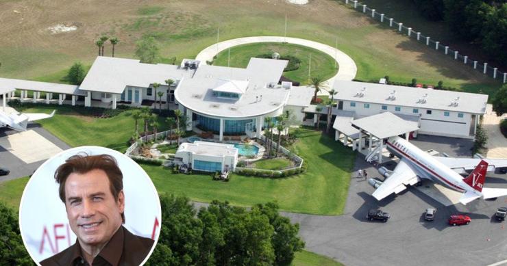 Pista de aterragem, cinco aviões e piscina: assim é a casa de John Travolta na Flórida 