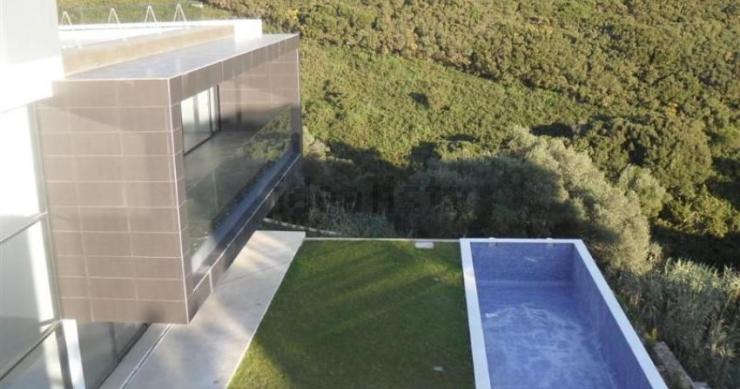 Esta luxuosa moradia está localizada em Cascais e está à venda por 2.500.000 euros.