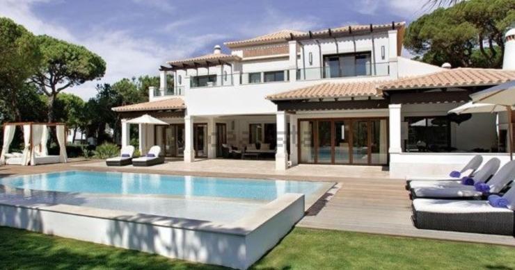 Esta luxuosa moradia está localizada em Albufeira e custa 4.500.000 euros.