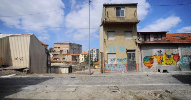 Bairro do Leal, no Porto, fotografado pelo Público. Bairro do Leal, no Porto, fotografado pelo Público.