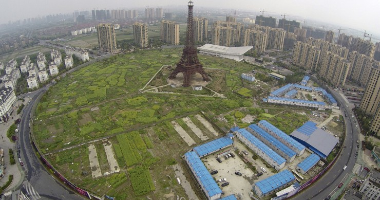 Vista aérea do complexo em Hangzhou que inclui a Torre Eiffel (Fotos: Diário Económico).