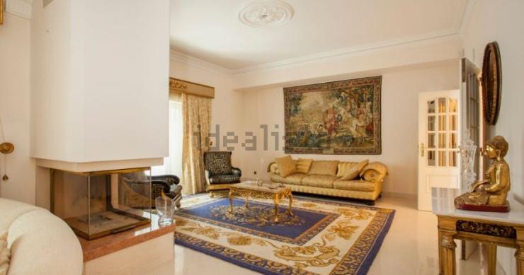Esta moradia de luxo está localizada no Restelo, em Lisboa, e cusra 3.700.000 euros. Esta moradia de luxo está localizada no Restelo, em Lisboa, e cusra 3.700.000 euros.