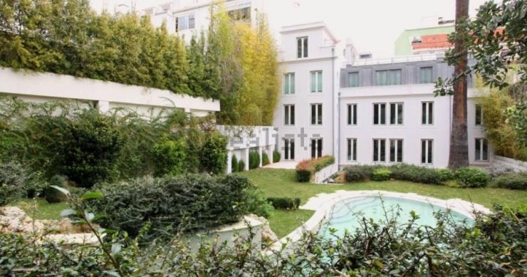 Esta luxuosa moradia está localizada em Lisboa e custa 8.500.000 euros. Esta luxuosa moradia está localizada em Lisboa e custa 8.500.000 euros.