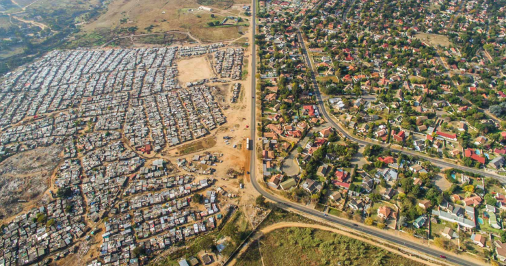 Cenários de desigualdade: a linha ténue que separa os bairros ricos e pobres da África do Sul