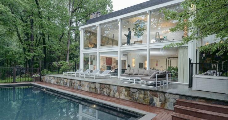 Casas de sonho: Espetacular “jaula” de vidro nas traseiras de uma mansão de luxo nos EUA