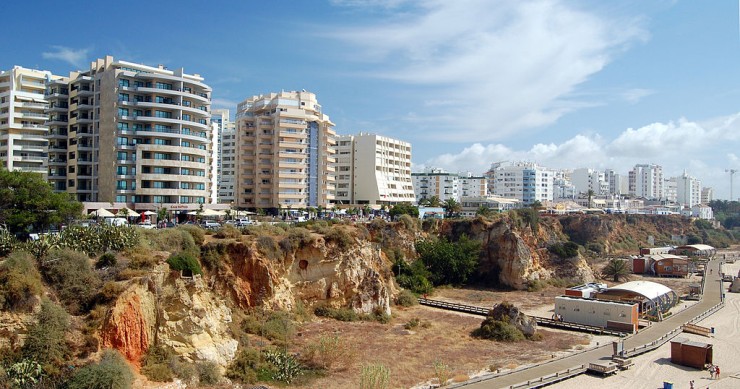 Ingleses compram 12 casas por dia em Portugal. E agora, como será? 