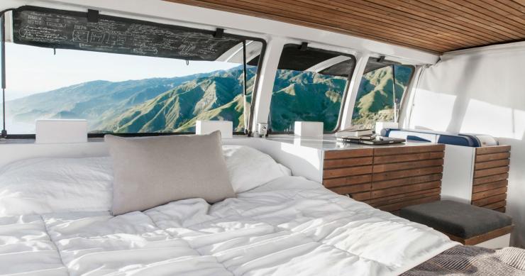 Não é uma cabana com vistas privilegiadas, é uma caravana transformada em minicasa sobre rodas 