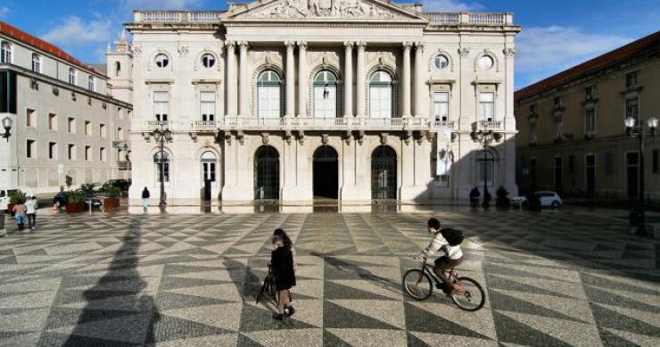 Lisboa: Câmara arrecada 7,3 milhões de euros com venda de 15 prédios em hasta pública