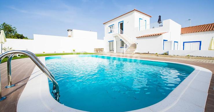 Casas de fim de semana: Mergulhar numa piscina de água salgada no Algarve