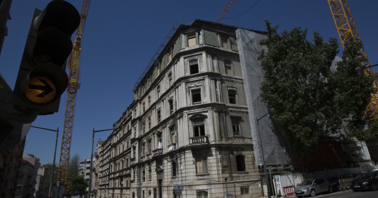 O edifício SottoMayor Residências, na Avenida Duque de Loulé, está em construção (Foto: Expresso). O edifício SottoMayor Residências, na Avenida Duque de Loulé, está em construção (Foto: Expresso).