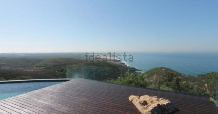 Esta espetacular moradia está localizada em Cascais e custa 4.000.000 euros. Esta espetacular moradia está localizada em Cascais e custa 4.000.000 euros.