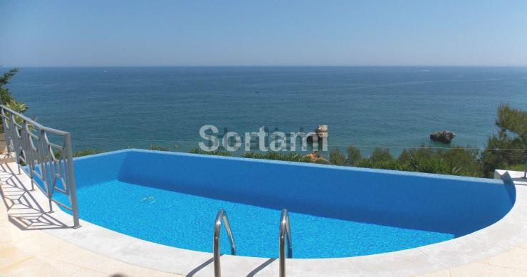 Esta espetacular vivenda está localizada em Albufeira e custa 2.799.500 euros. Esta espetacular vivenda está localizada em Albufeira e custa 2.799.500 euros.