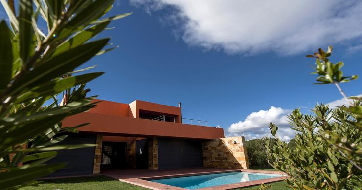 Estão a ser construídas mais moradias em resorts no Algarve (Foto: Público). Estão a ser construídas mais moradias em resorts no Algarve (Foto: Público).