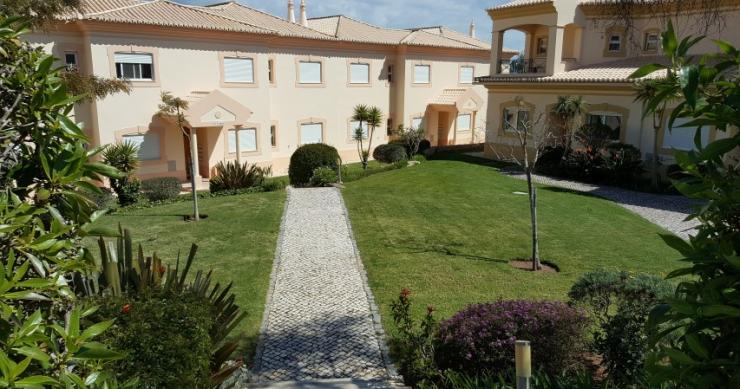 Este T2 com 93 m2 está situado em Lagos e vai a leilão por um valor de saída de 128.000 euros. Este T2 com 93 m2 está situado em Lagos e vai a leilão por um valor de saída de 128.000 euros.