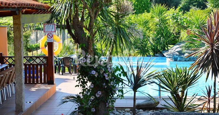 Casas de fim de semana: Refúgio com jardim, piscina e vista para a serra em Ponte de Lima