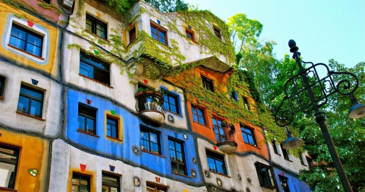 O “caçador de cores” anda pela Europa a fotografar as fachadas mais atrativas