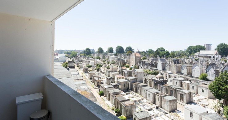 Uma casa com vista: quanto pagarias por viver em frente a um cemitério?