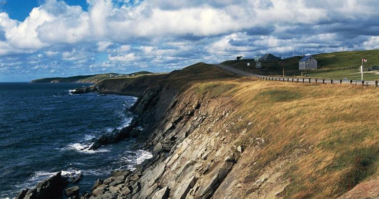 Imagem de uma praia acantilada na ilha de Cape Breton, Canadá.