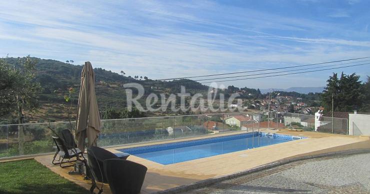 Casas de fim de semana: A insustentável leveza de uma vivenda com piscina e vista para a serra