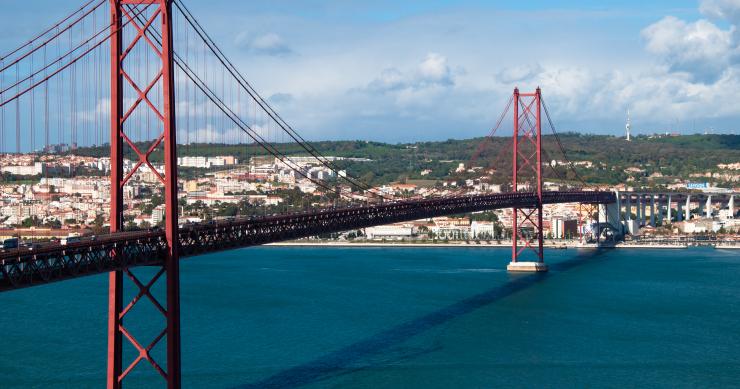 Imagem da ponte 25 de abril, com vista sobre Lisboa