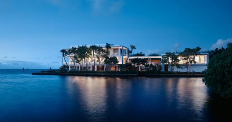 Casas de sonho: Mansão de design em Miami com vista para o mar e “banhada” por um rio