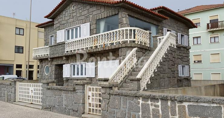 Casas de fim de semana: A beleza de uma casa de pedra com vista para o mar em Ovar 