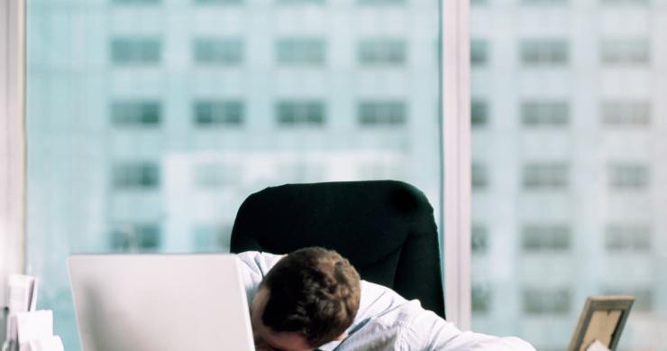 Estás de ressaca e vais trabalhar? Toma nota destas sete dicas
