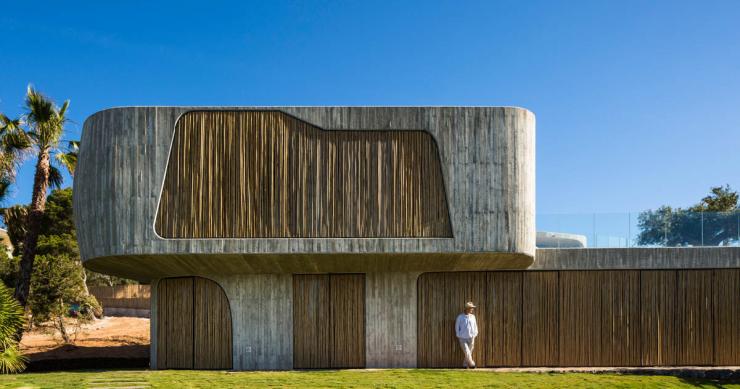 O brutalismo de betão e a delicadeza do bambu “juntos” numa incrível villa em Ibiza