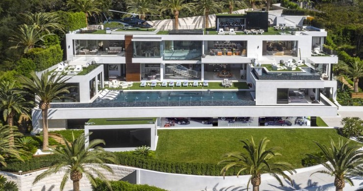 A casa mais cara à venda nos EUA custa 235 milhões e inclui carros de luxo e helicóptero 