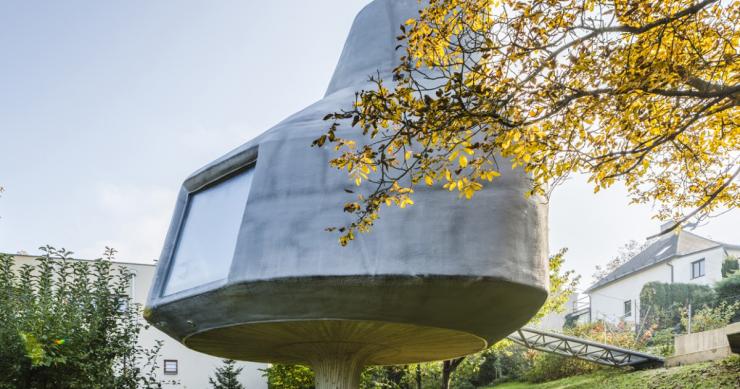 A incrível casa de três andares que se sustem sobre um pequeno pilar de cimento 