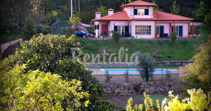 Casas de fim de semana: Escapadela com piscina e vista para a montanha em Penafiel 