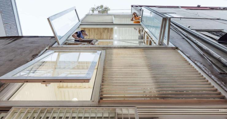 Assim se transforma um escuro e sujo beco de 10 m2 num bonito miniedifício de escritórios 
