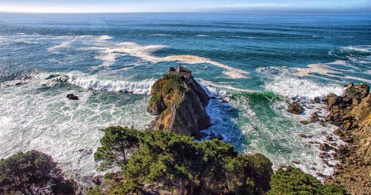 Casas de sonho: A mansão no penhasco à qual se chega após atravessar uma ponte de madeira