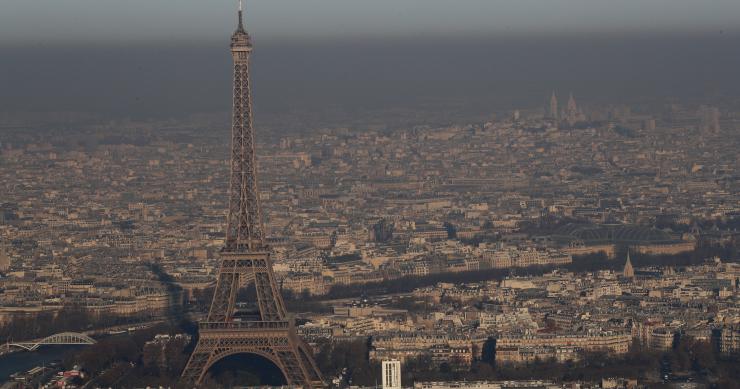 Torre Eiffel em obras para ficar protegida com parede de vidro à prova de bala 