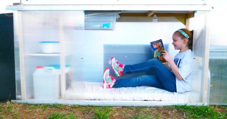 Uma menina de 10 anos construiu uma minicasa portátil e com energia solar por... 10 dólares