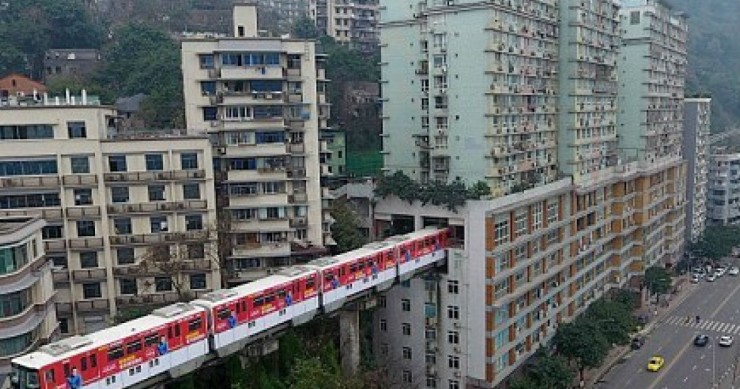 Comboio à porta de casa? O metro da cidade chinesa de Chongqing atravessa apartamentos 