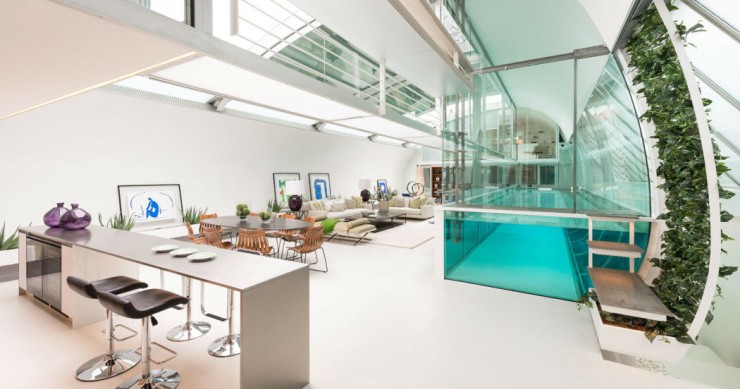 Uma espetacular mansão em Londres com piscina envidraçada e teto retrátil na sala
