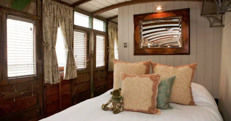 Uma carruagem de comboio com mais de 100 anos transformada em alojamento de luxo 