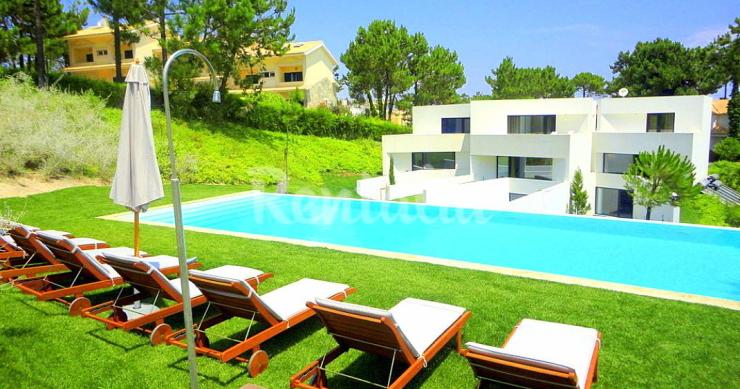 Casas de fim de semana: O privilégio de acordar e mergulhar na piscina em Troia 