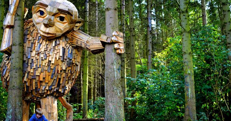 O artista urbano que enche as cidades de gigantes de madeira reciclada