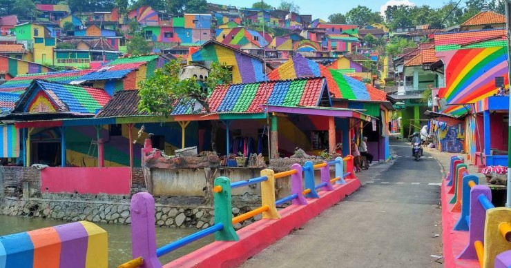 A pequena aldeia na Indonésia que “renasceu” colorida e está a atrair milhares de turistas 