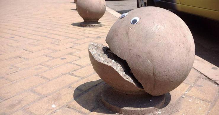 “Eyebombing” ou como humanizar o mobiliário urbano com olhos artificiais...