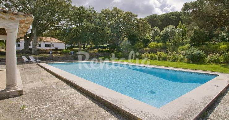 Casas de fim de semana: Encantador refúgio de montanha com piscina e perto da praia