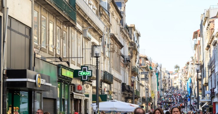 ...E a rua portuguesa com maior tráfego pedonal é... 