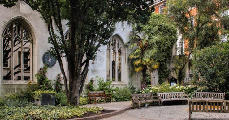 Uma igreja em ruínas transformada num surpreendente jardim em Londres 