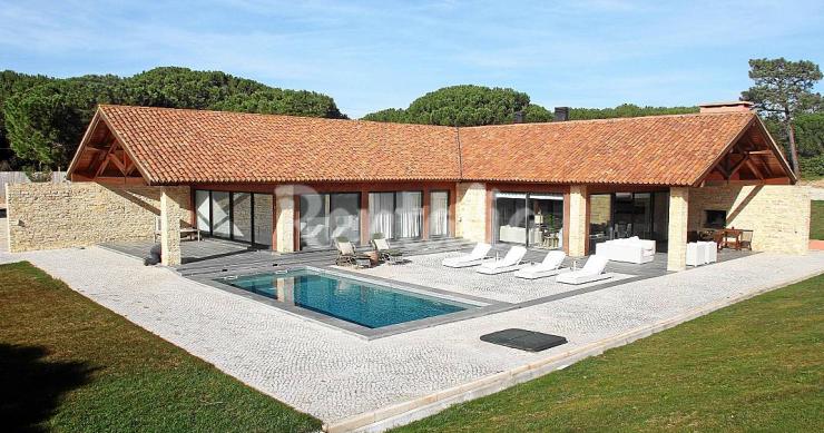 Casas de fim de semana: Contemplar a natureza numa casa com piscina na Serra da Arrábida 