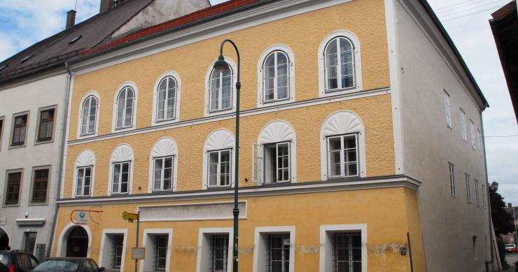 Hitler nasceu nesta casa que vai ser remodelada para acolher uma instituição de caridade