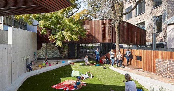 Mudança radical: de antigo armazém do início do século XX a creche com parque infantil no telhado